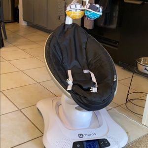 4moms Mamaroo baby swing